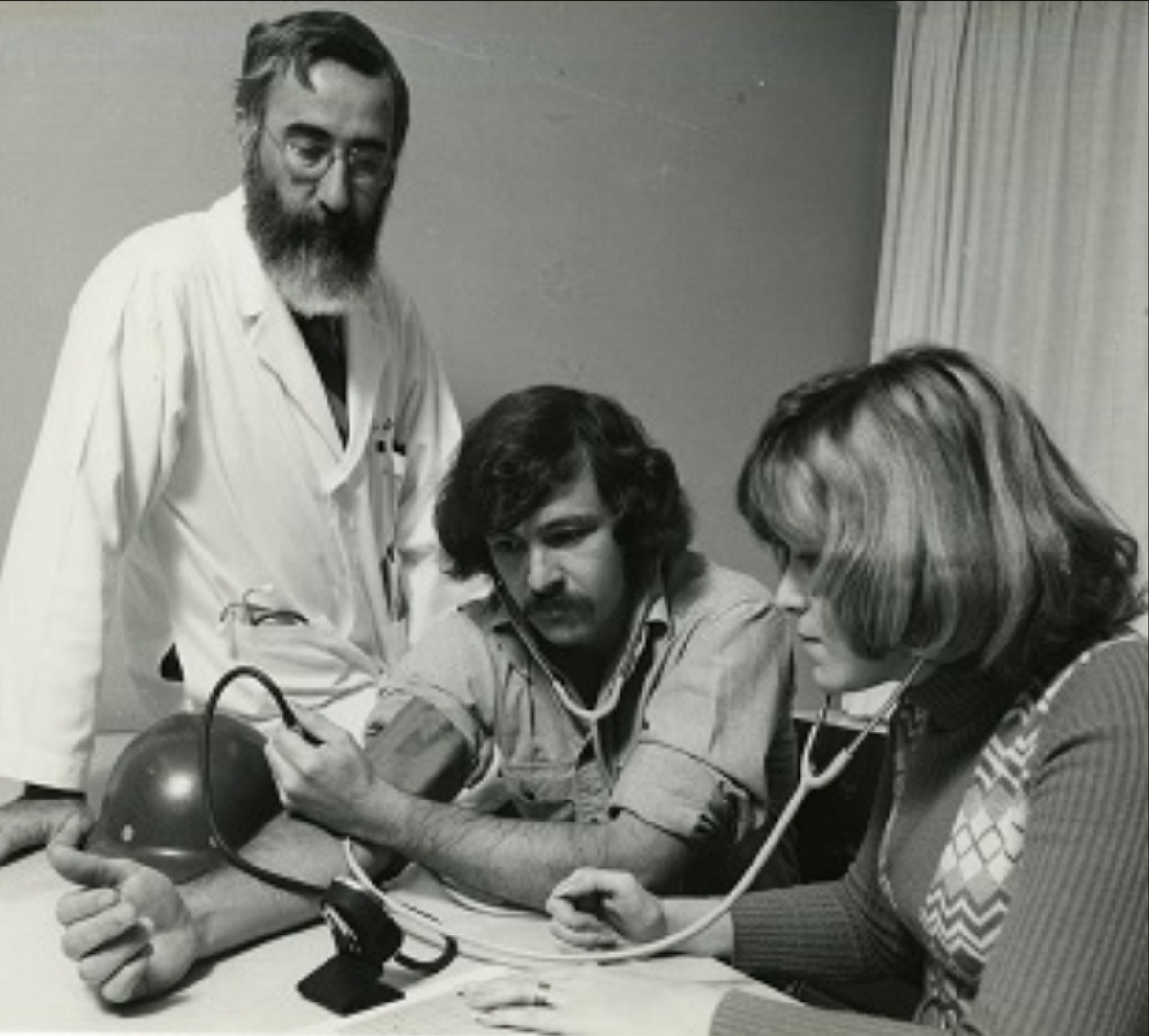 Дэвид Сэкетт со студентами