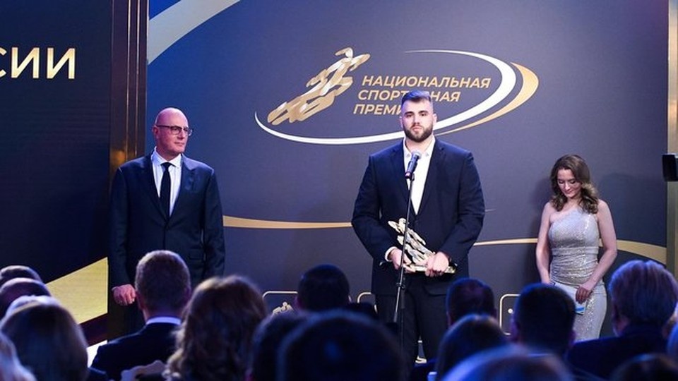    Спортсмен признался, что впервые принимал участие в такой церемонии. Фото: сайт правительства РФ.