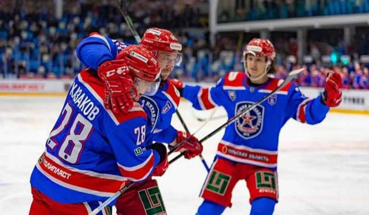     Хоккеисты АКМ. Источник: ria.ru Автор фото: Пресс-служба ХК АКМ