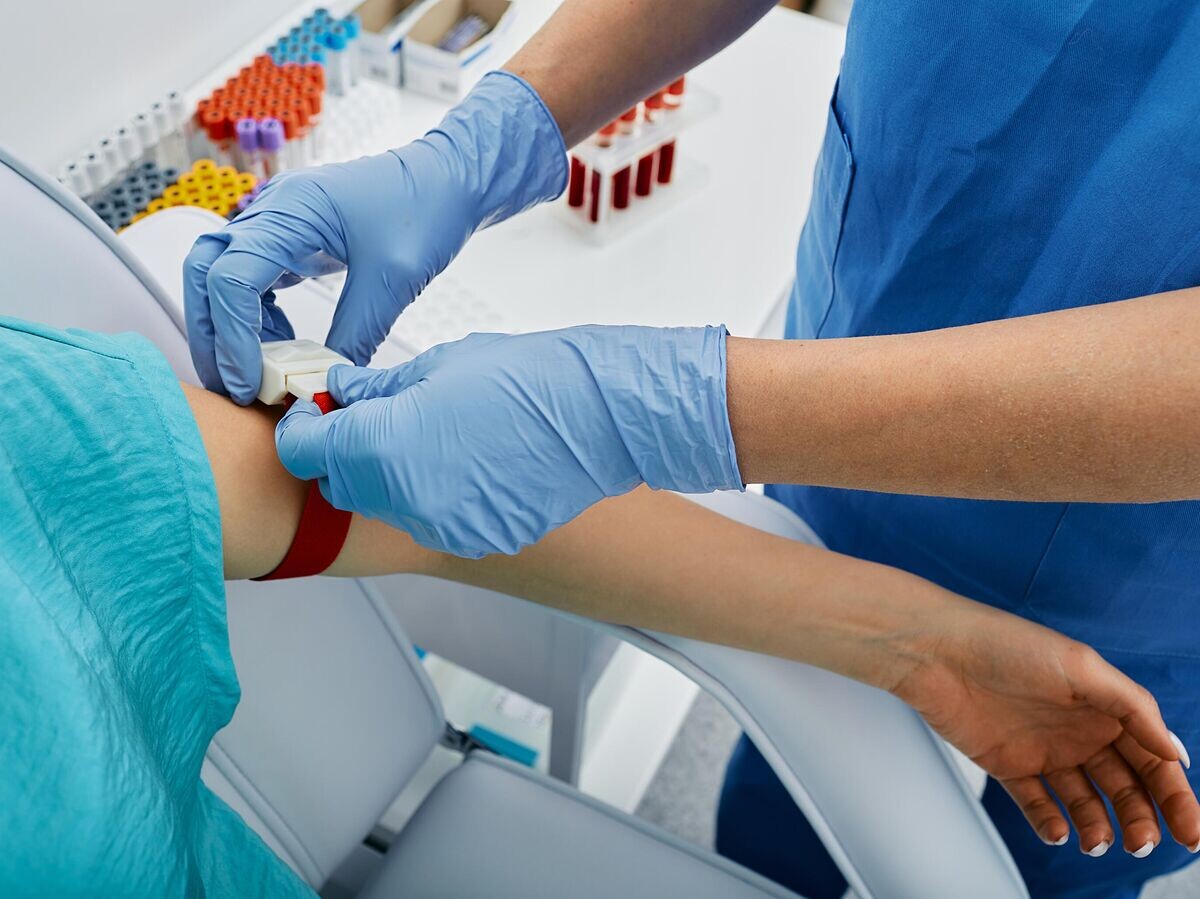    Забор крови на анализ © iStock.com / peakSTOCK