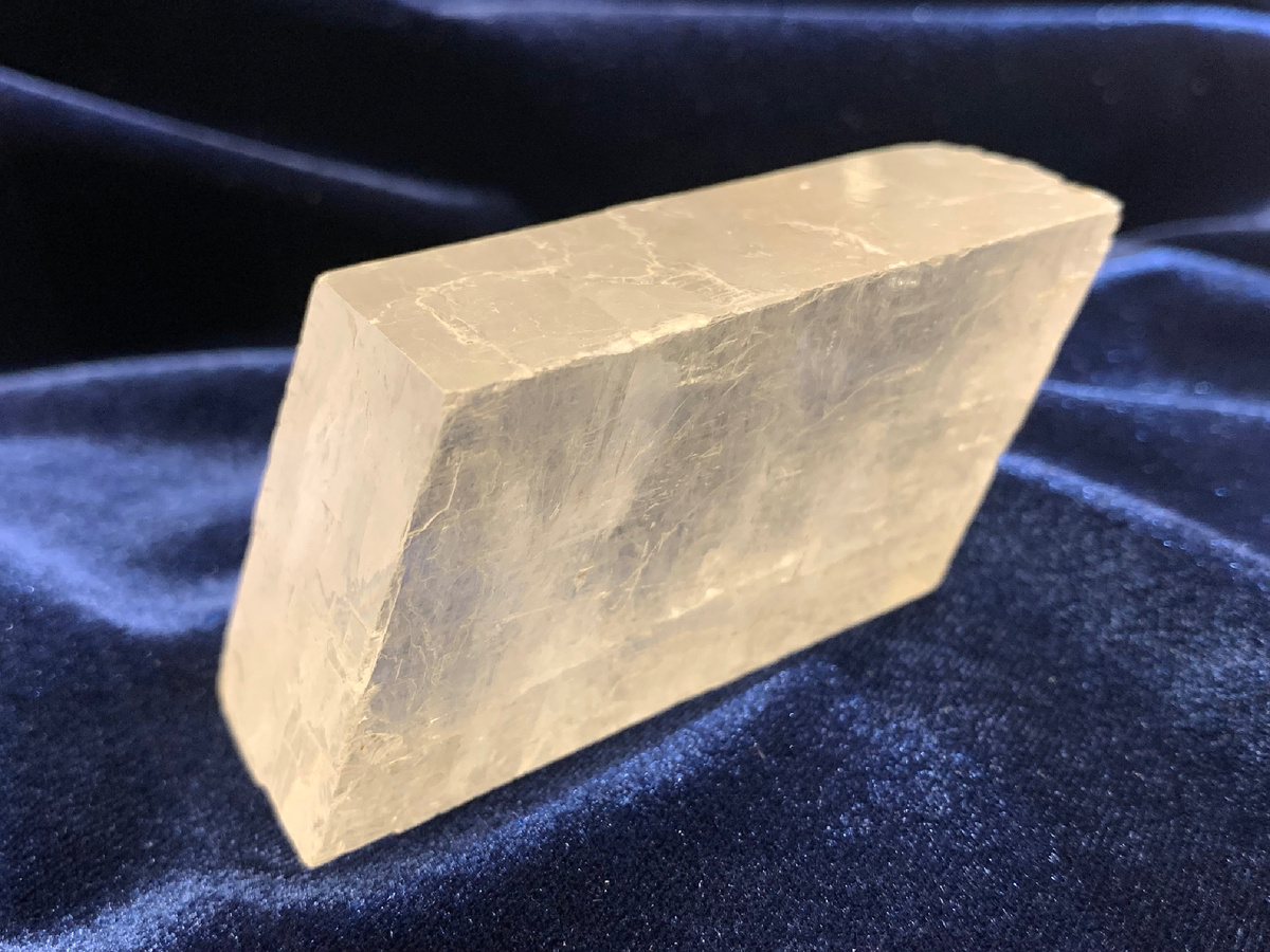 Прозрачная крупнокристаллическая разновидность кальцита – исландский шпат (CaCO3), размеры 6х3,5х2,5 см, Китай. Коллекция Московского Планетария.