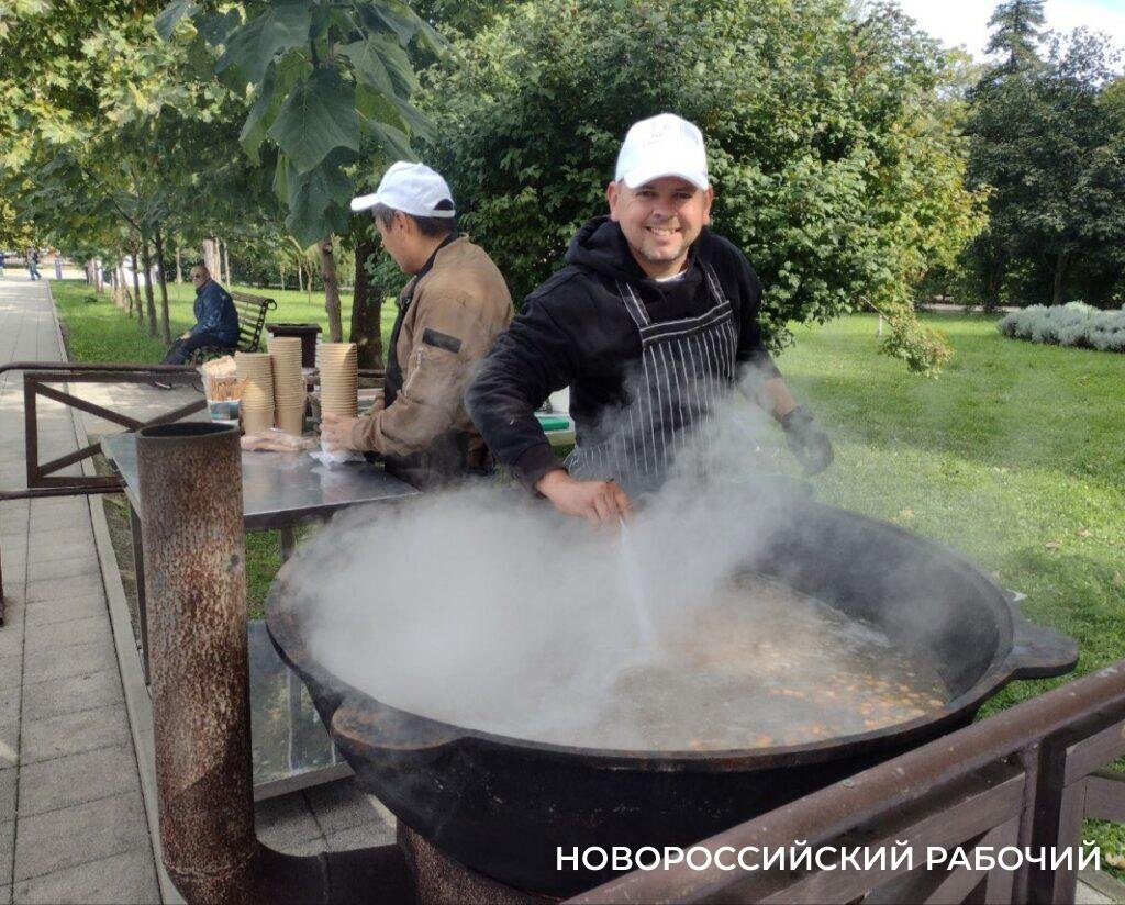    На фестивале семейной рыбалки в Абрау-Дюрсо бренд-шеф-повар Сергей Альшевский потчевал всех своей фирменной ухой из зеркального карпа, белого амура и горной форели.