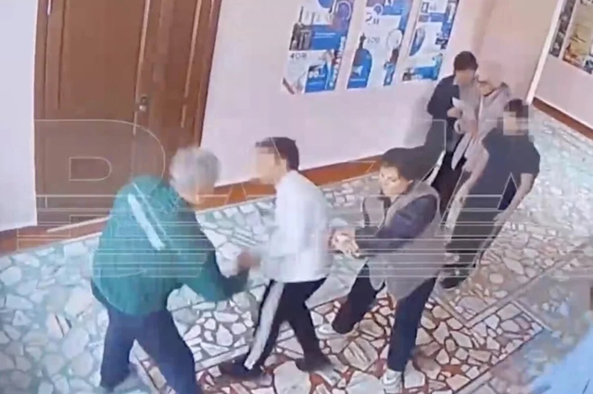    Появились кадры нападения школьника с ножом на учителя в Чебоксарах