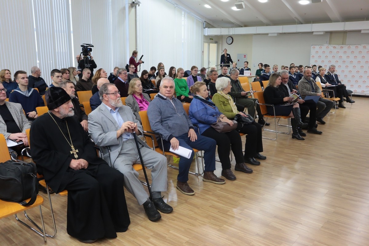    Книгу о морских путешествиях «Экспедиции «Полярного Одиссея» презентовали в Петрозаводске. Фото: «Республика»/Максим Смирнов