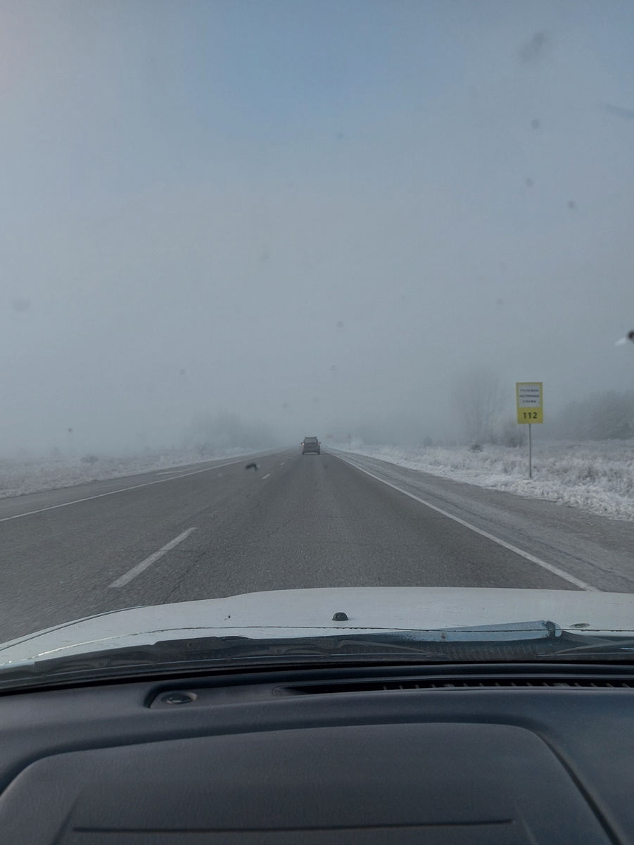 Туман с одной стороны моста