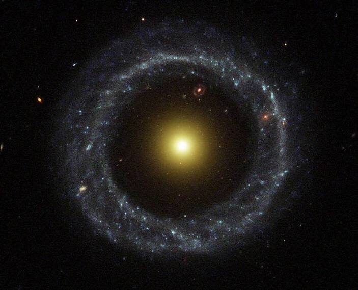 Обручальное колечко посчастливилось сыскать, но красавицы сердечку -- по размеру -- не бывать!