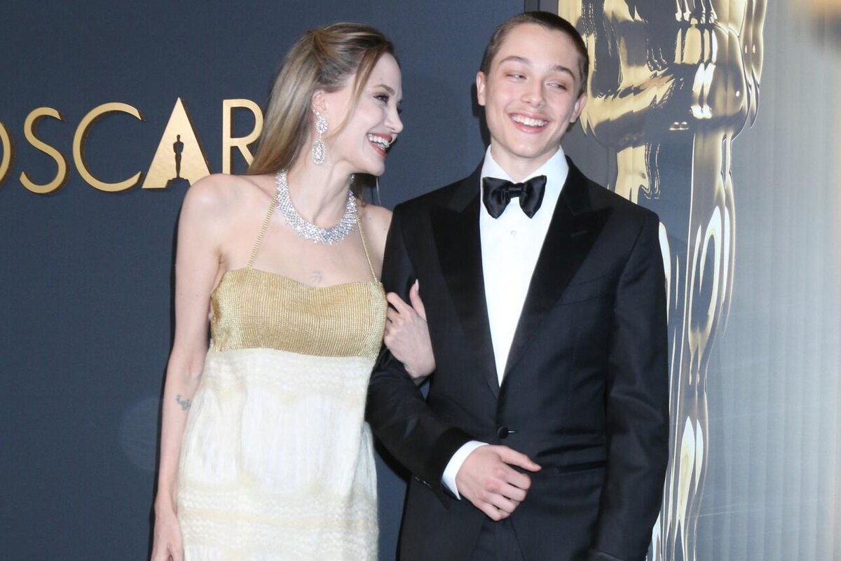    Анджелина Джоли устроила демонтсрацию для Питта LEGION-MEDIA