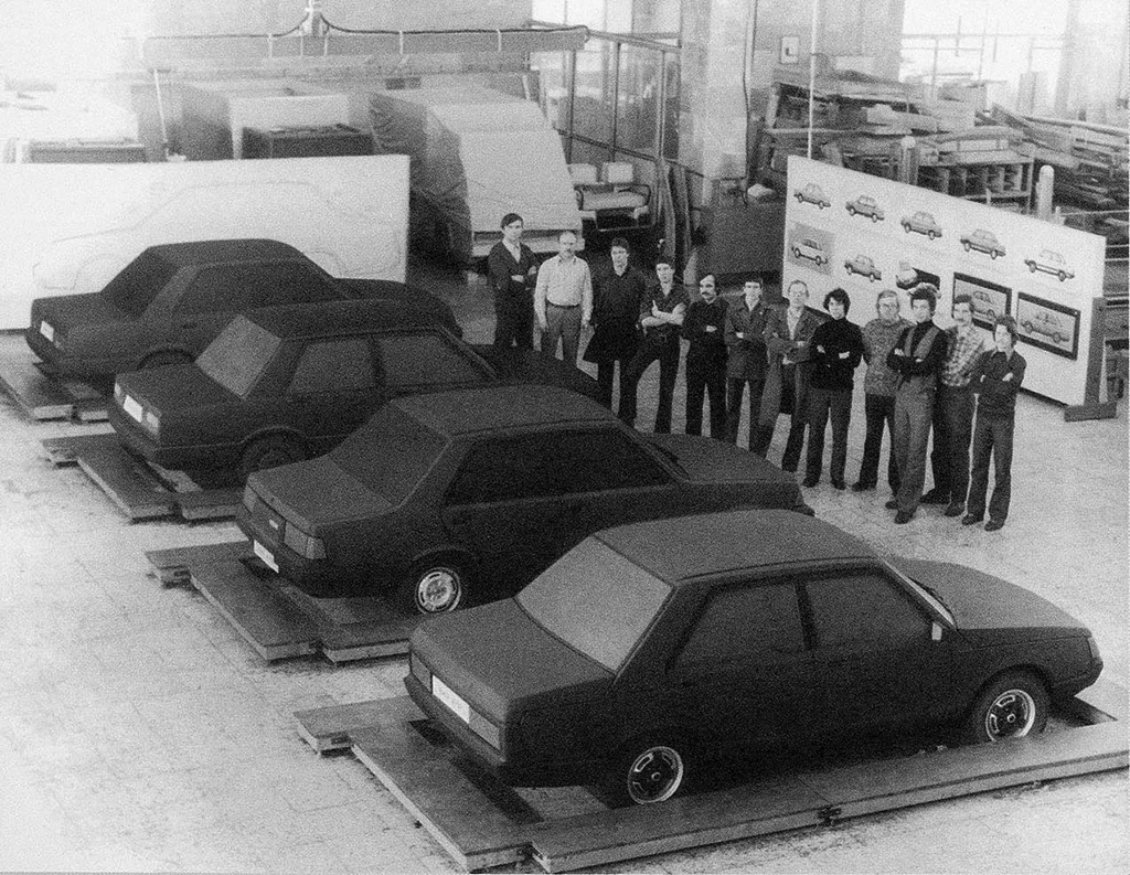 Все участники конкурса на «новую классику» 1981 года одним взглядом. Заметно, что у всех макетов одинаковые крыши, стойки и дверные проемы.