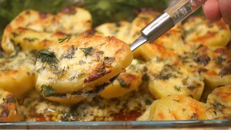 Картофель в духовке в чесночном масле - частый гость на нашем столе, с тонкой ноткой чеснока и сырной корочкой +✔️Полезные советы.