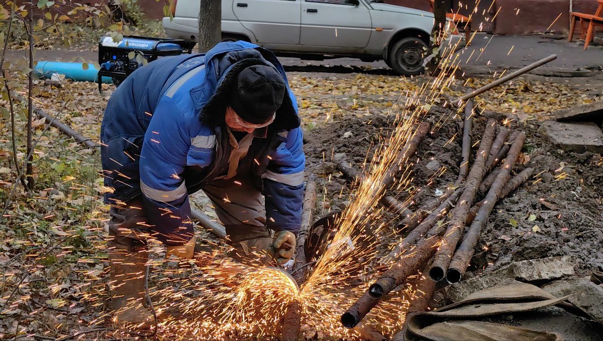 Горловский коммунальщик устраняет последствия аварии/ Фото: газета Кочегарка