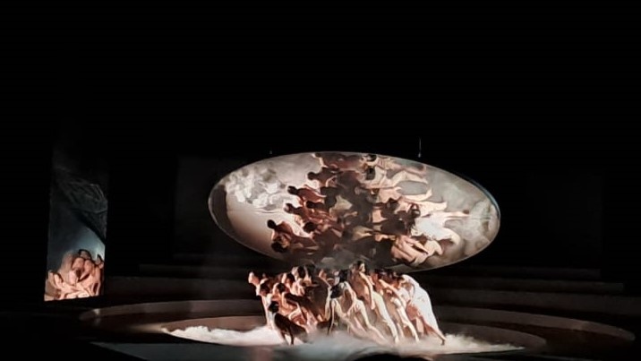 Вот так эффектно начинается спектакль.