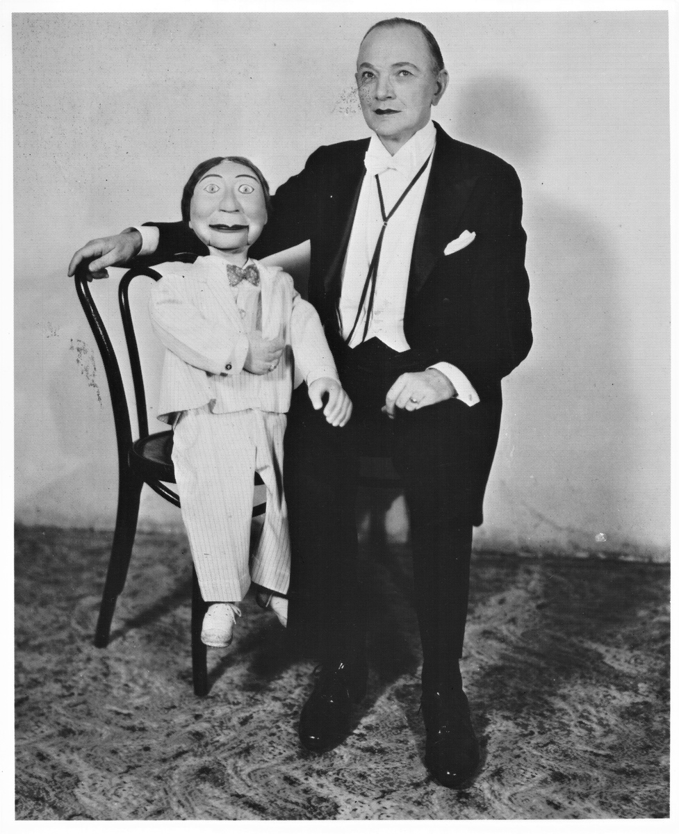 Мариан Чайковский, он же Великий Лестер со своей куклой.