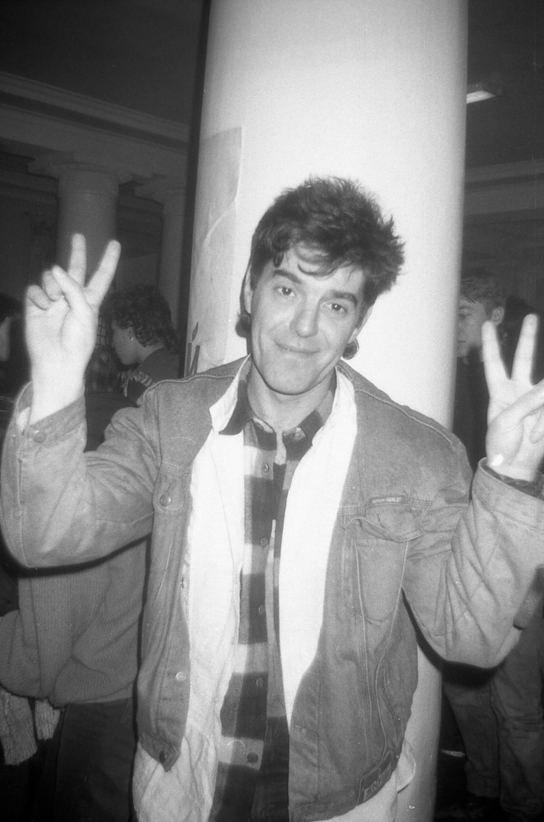 Николай Кунцевич "Ник Рок-н-Ролл" на панк-фестивале «День рождения Джонни Роттена» в ДК Бронетанковых войск. 1 февраля 1995 года. Фото Олега Панарьина