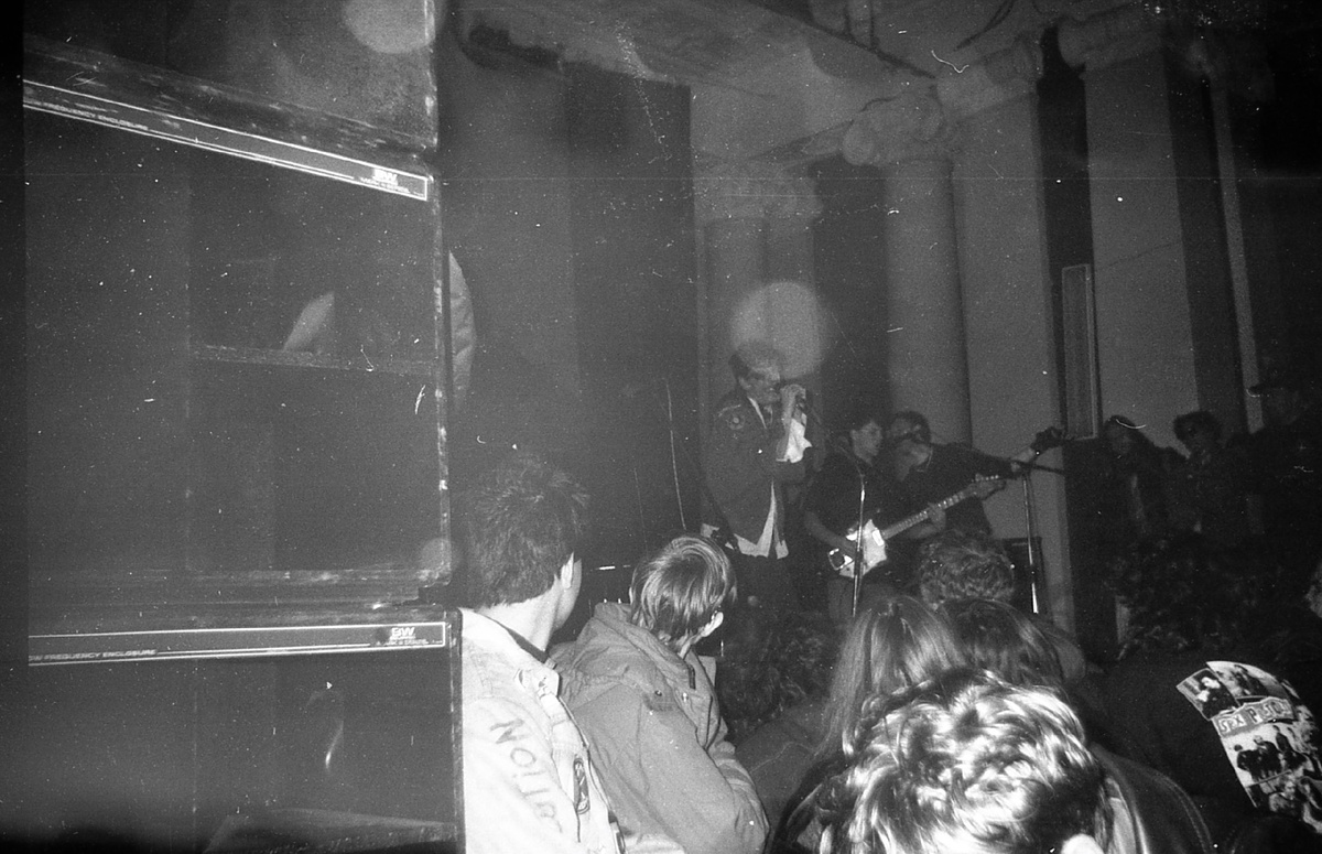 Николай Кунцевич "Ник Рок-н-Ролл" и ТРИТЕ ДУШИ на панк-фестивале «День рождения Джонни Роттена» в ДК Бронетанковых войск. 1 февраля 1995 года. Фото Олега Панарьина