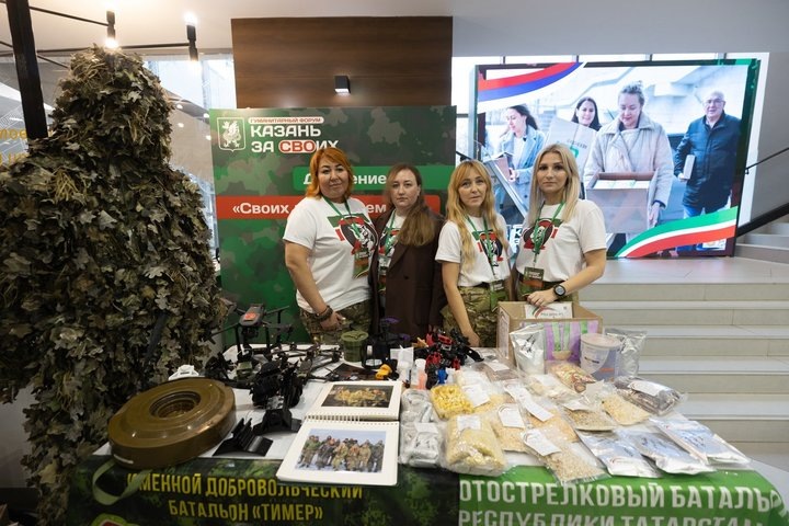 Сооснователь проекта «Своих не бросаем 16» Анна Артемьева (третья слева) предложила создать специальный координационный совет. Фото: взято с сайта kzn.ru