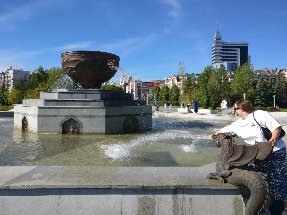 Жаркий день в Казани. Фонтан "Казан" в парке Тысячелетия Казани