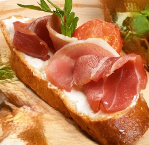 Брускетта с беконом