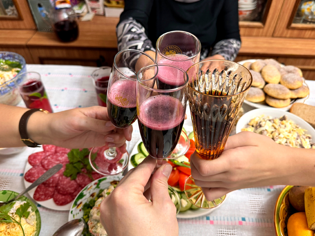 Репетиция Нового года: красное игристое