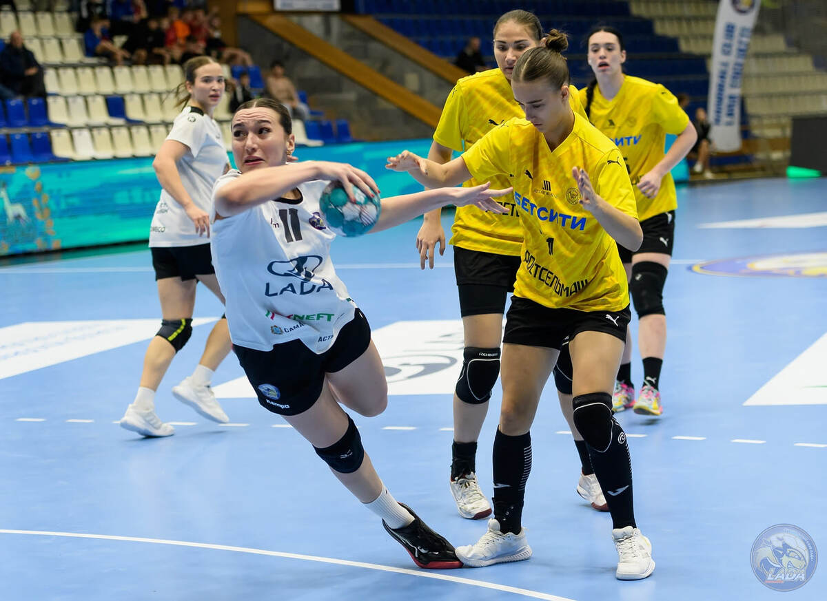    Полина Мусина атакует ворота ростовчанок