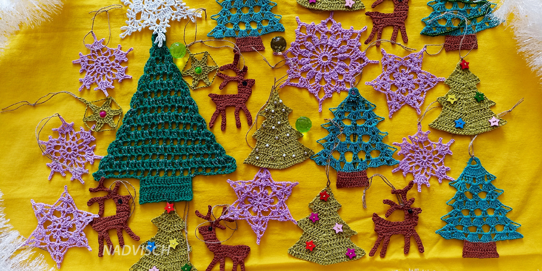 Новогодние вязаные игрушки и снежинки. Ёлочки крючком. Плоский оленёнок крючком.