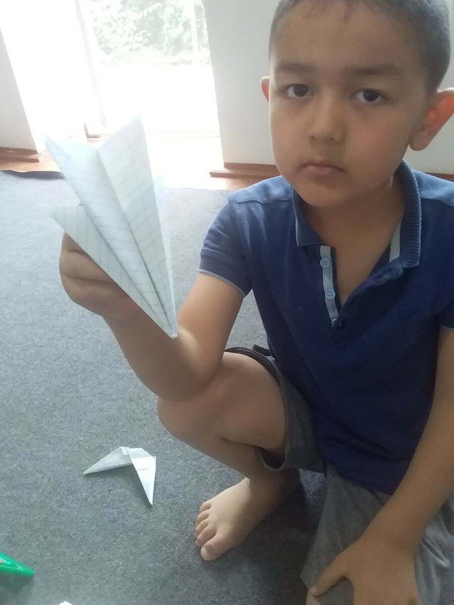 Эти действия могут показаться простыми но на мой взгляд, для 6-летнего ребенка это был талант.
Как только он берет бумагу в руки, он падает, чтобы что-то сделать.