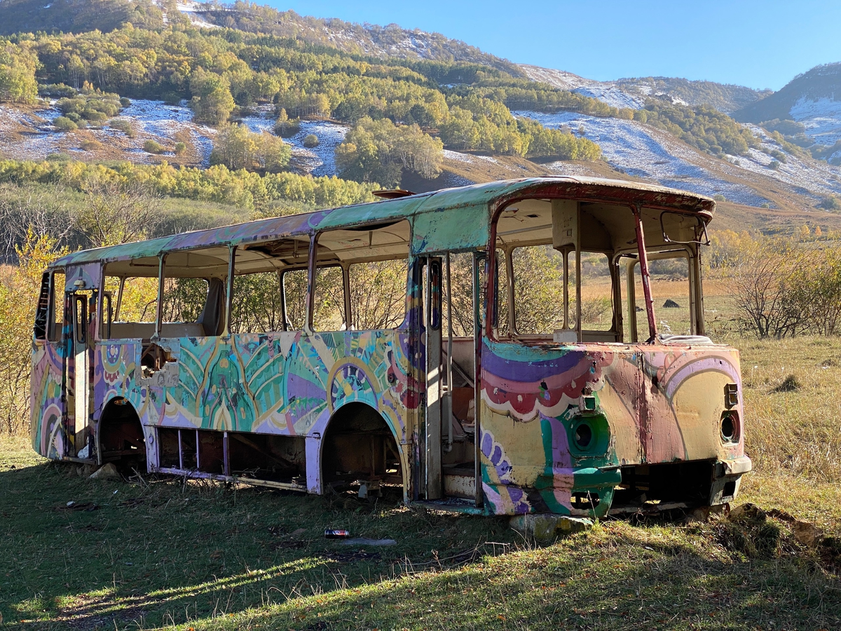 Остов автобуса на Фестивальной поляне