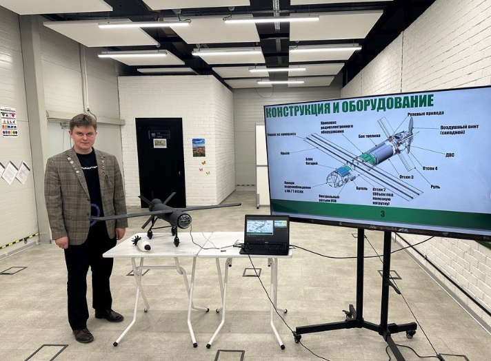 На Фестивале БАС в особой экономической зоне «Алабуга» Герман Янгалин представляет новый беспилотный летательный аппарат, который он сделал вместе с командой проекта «Щелкунчик»