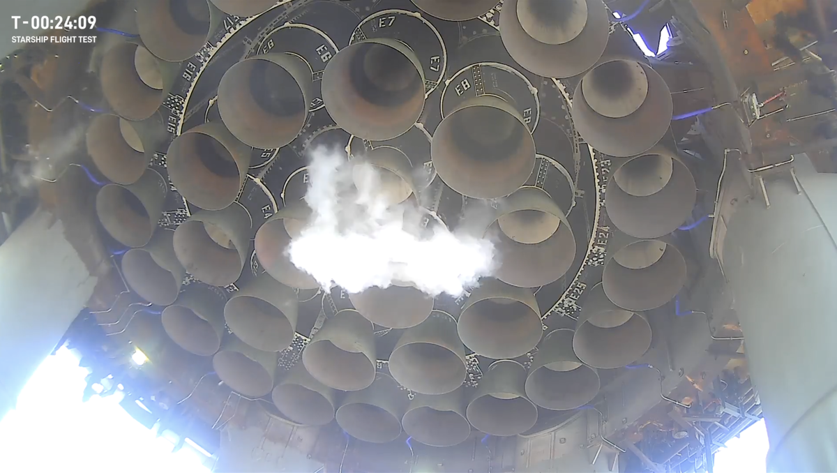33 Raptors перед запуском (SpaceX).