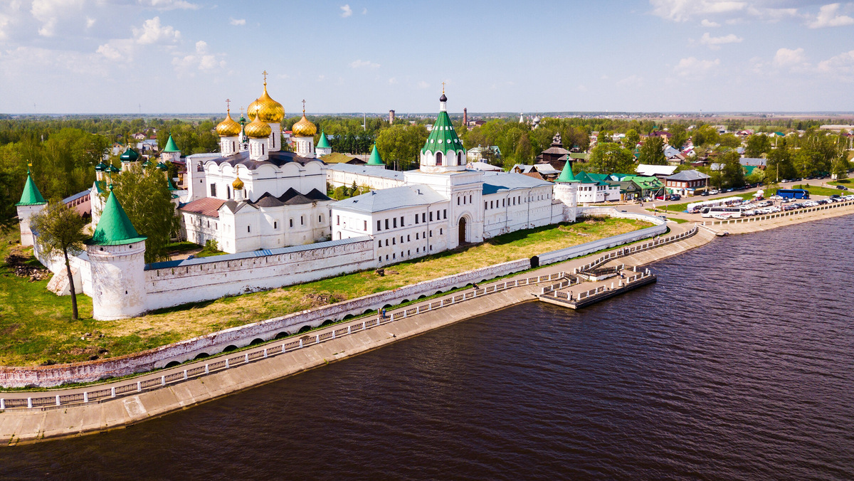 Если городом вдохновлялись даже Кустодиев, Островский, режиссёры Михалков и Рязанов, то простого туриста он тем более не оставит равнодушным. Здесь хочется замедлиться, поймать гедонистическое настроение, вкусно поесть, изучить какое-нибудь ремесло.
