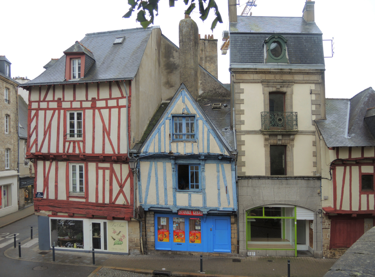 А тут и каменный домик пристроился, ничего не испортив