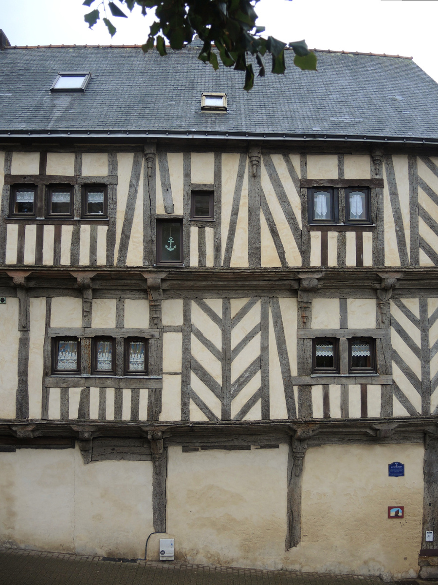 Вот они, вековые балки! Окна и шторы в них - отдельное вау 👍