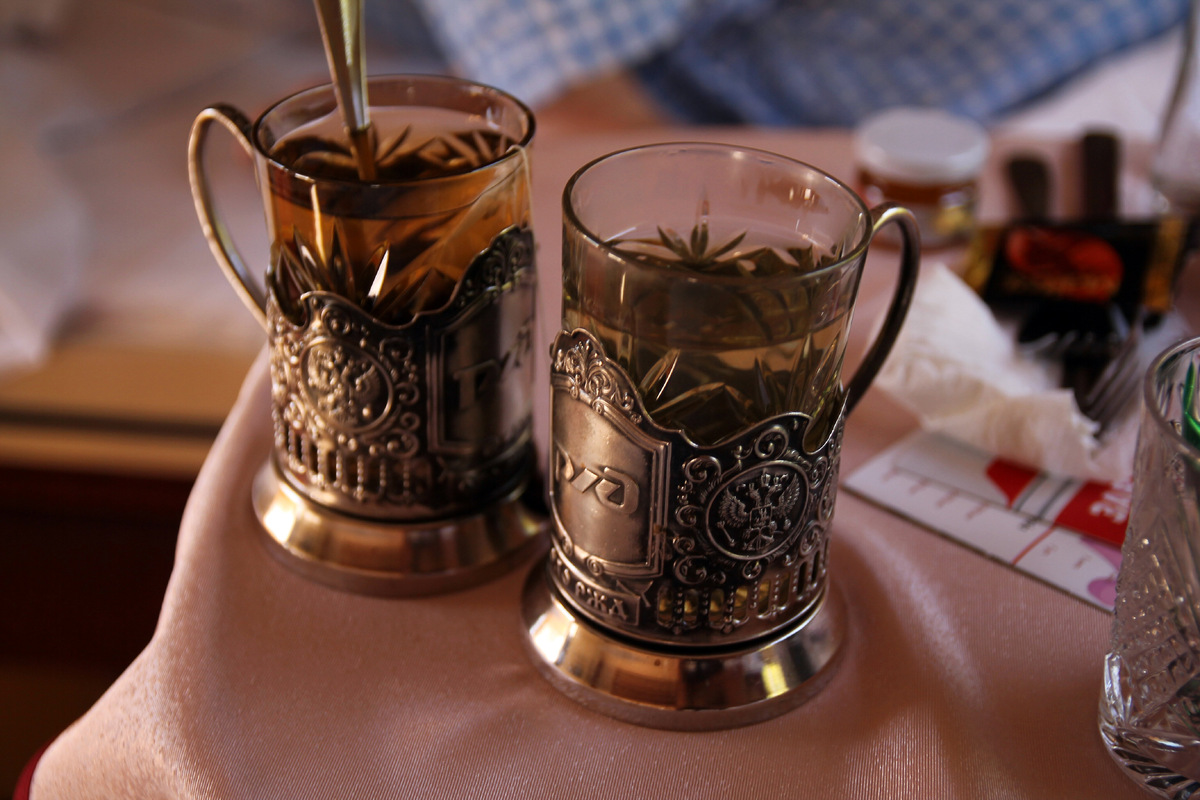 Такие стаканы с подстаканниками можно купить во многих поездах, обратитесь за этим к проводнику. Фото: Shutterstock