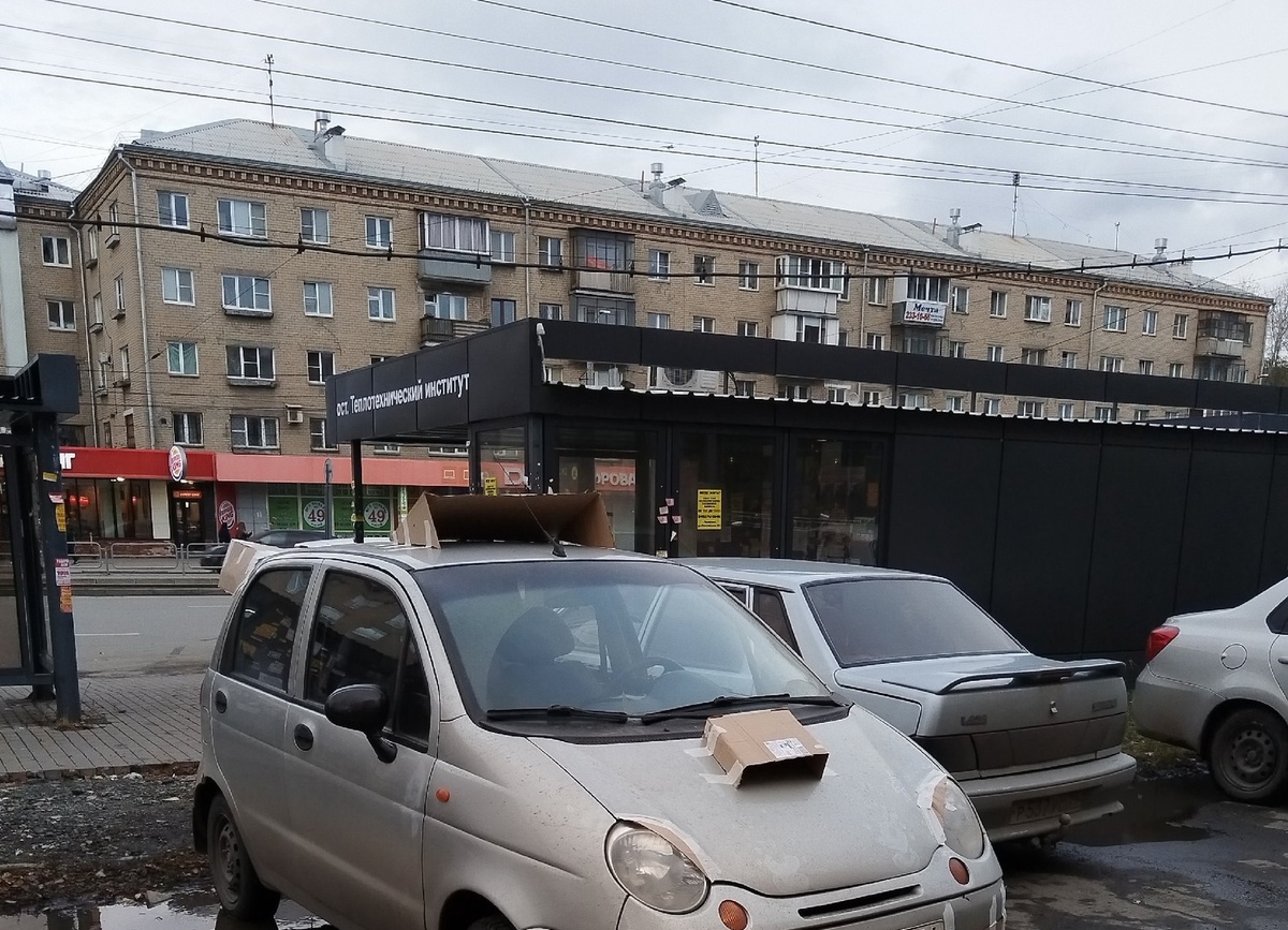 Всё произошло в двух шагах от остановки. Фото: "Новости Теплотеха | Челябинск"/ВКонтакте.