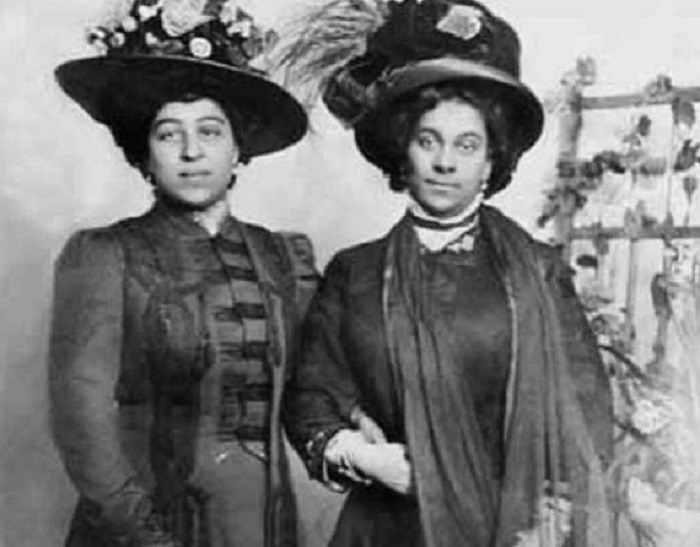 До Революции состоятельные цыганки выглядели примерно так.