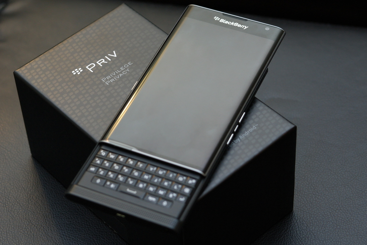 Смартфон BlackBerry Priv с физической клавиатурой 
