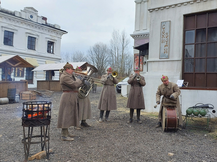     На съемочной площадке встречали с оркестром. / Светлана Хохрякова