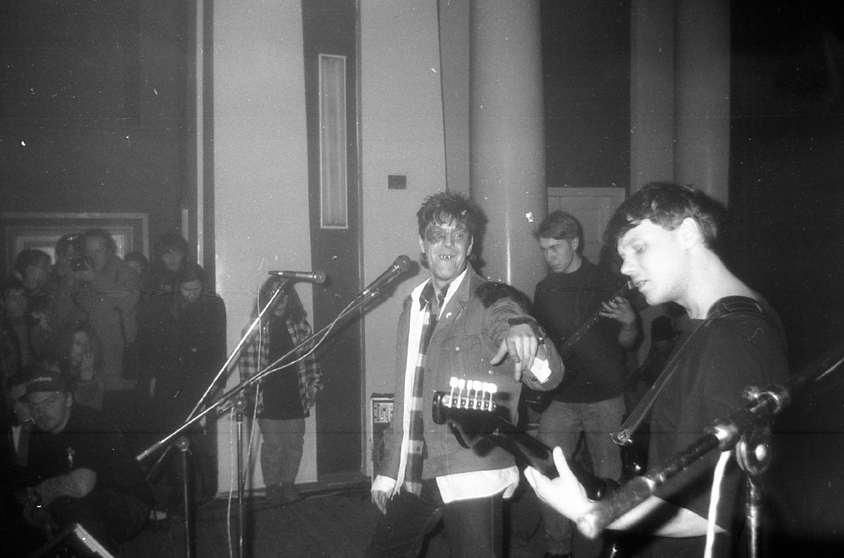 Николай Кунцевич "Ник Рок-н-Ролл" и ТРИТЕ ДУШИ на панк-фестивале «День рождения Джонни Роттена» в ДК Бронетанковых войск. 1.02.1995 г. Фото Олега Панарьина