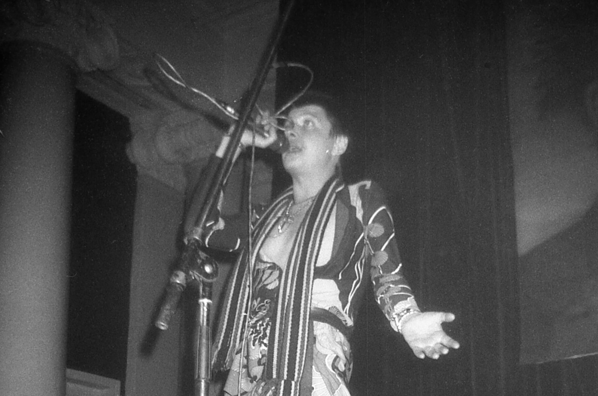 Андрей Панов (гр. АУ) на панк-фестивале «День рождения Джонни Роттена» в ДК Бронетанковых войск. 1.02.1995 г. Фото Олега Панарьина