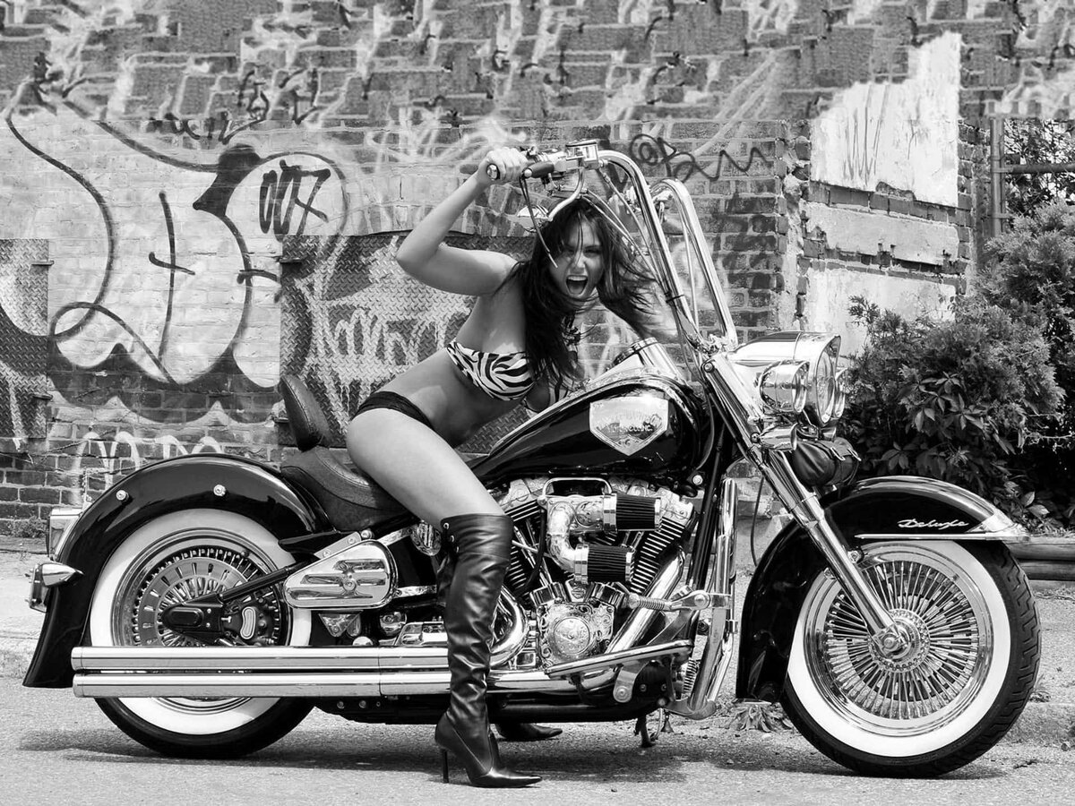 Когда мы слышим слово «мотоцикл», в нашем воображении часто возникает образ сурового байкера в кожаной куртке, уверенно мчащегося по дороге на своем ревущем железном коне. 
