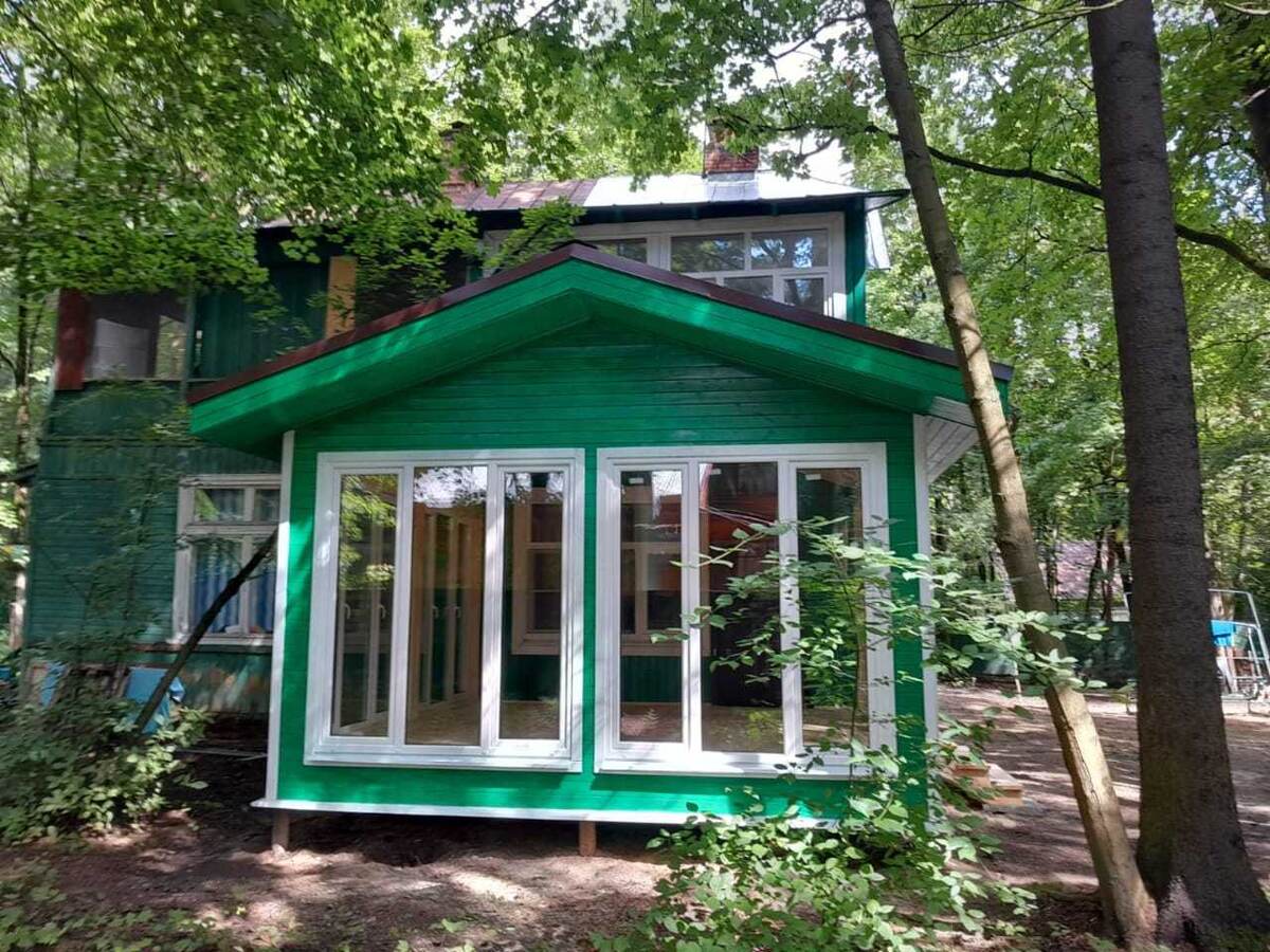 Каркасная деревянная веранда с панорамным остеклением