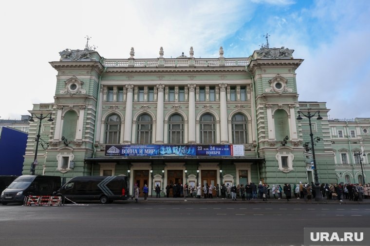 Очередь около здания Мариинского театра во время церемонии прощания. Фото: Петр Ковалев/ТАСС