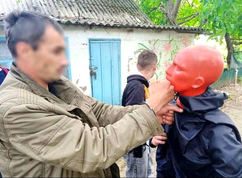    Обвиняемый наглядно показывает, каким образом он наносил удары