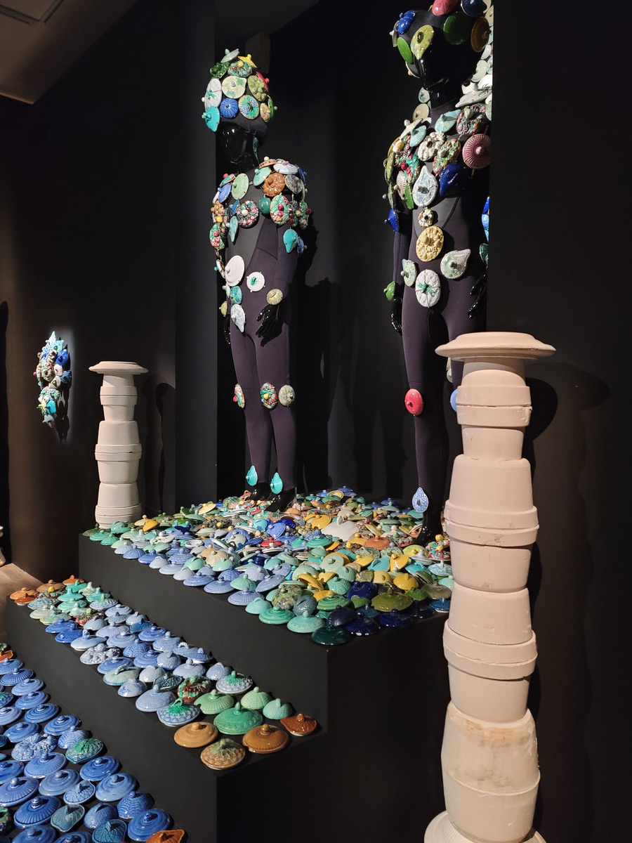 Вид экспозиции выставки Аннушки Броше «Пандора. Распаковка»