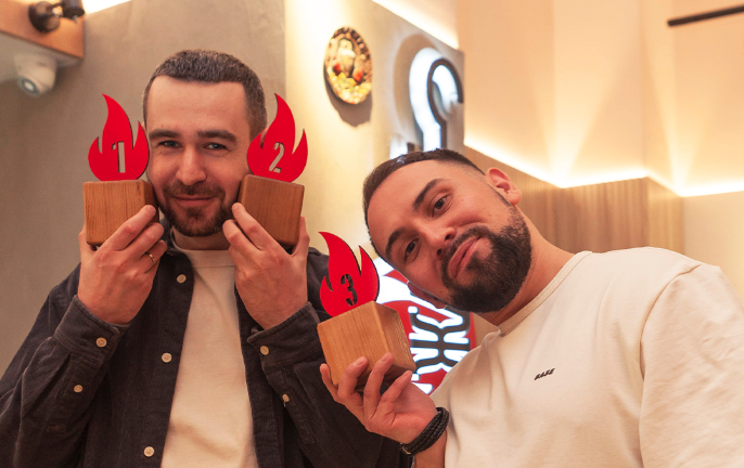 мальчики ставят огоньки в сторис, мужчины готовят на огне :) 