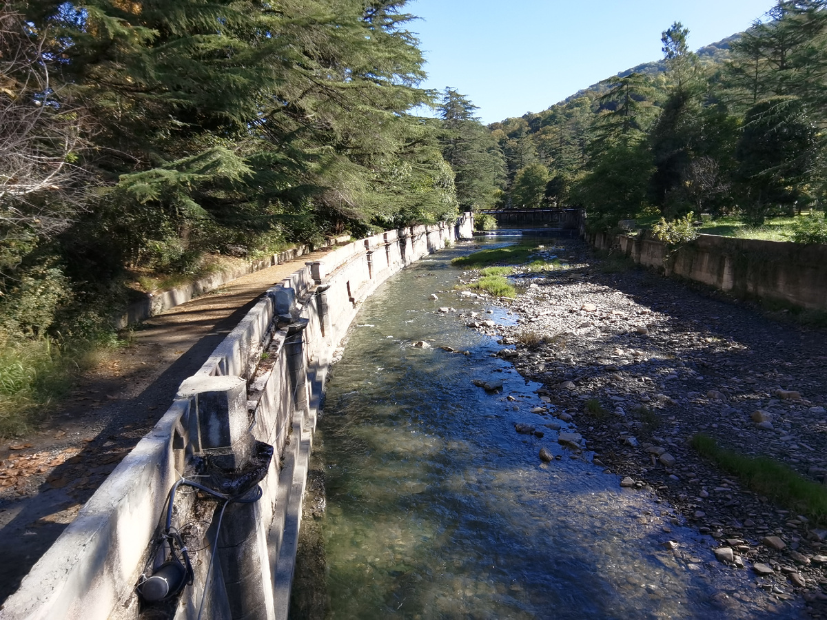 Если кто-то не знал, чем именно тут лечат, сообразить можно было на подъезде к Старой Мацесте: запах целительных вод врывался в открытое окно автобуса и мог быть приравнен если не к ванне, то к полноценной ингаляции )