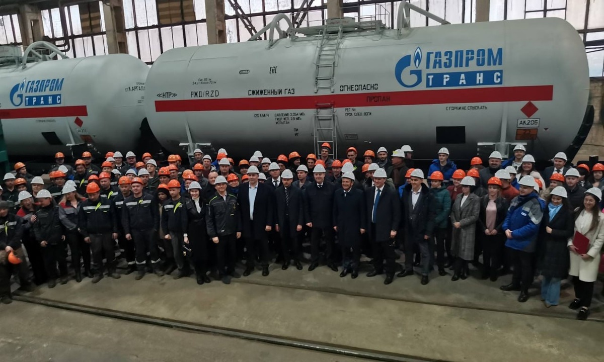 Групповой снимок на церемонии запуска серийного производства цистерн для СУГ модели 15-6758. Источник: bryanskobl