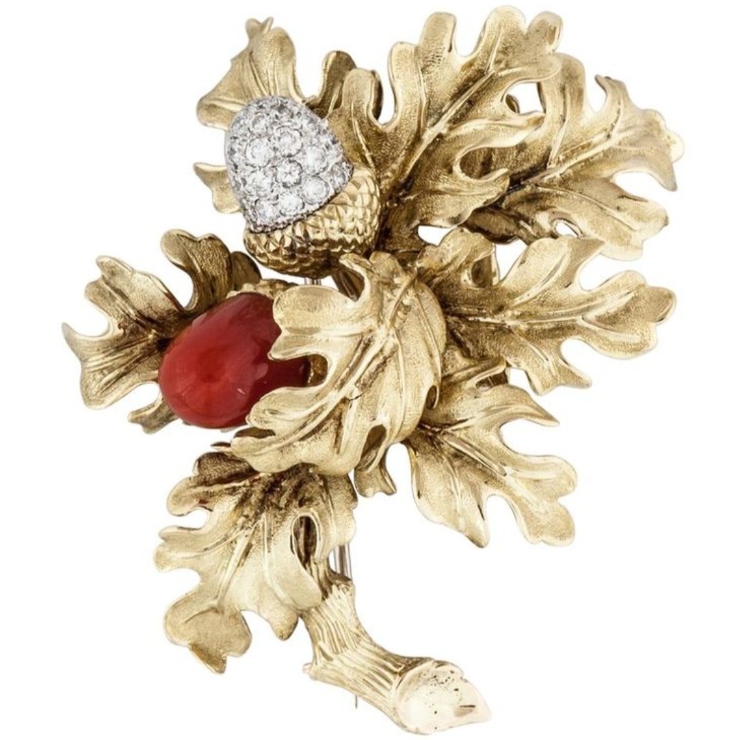 Брошь. Золото, бриллианты, сердолик.