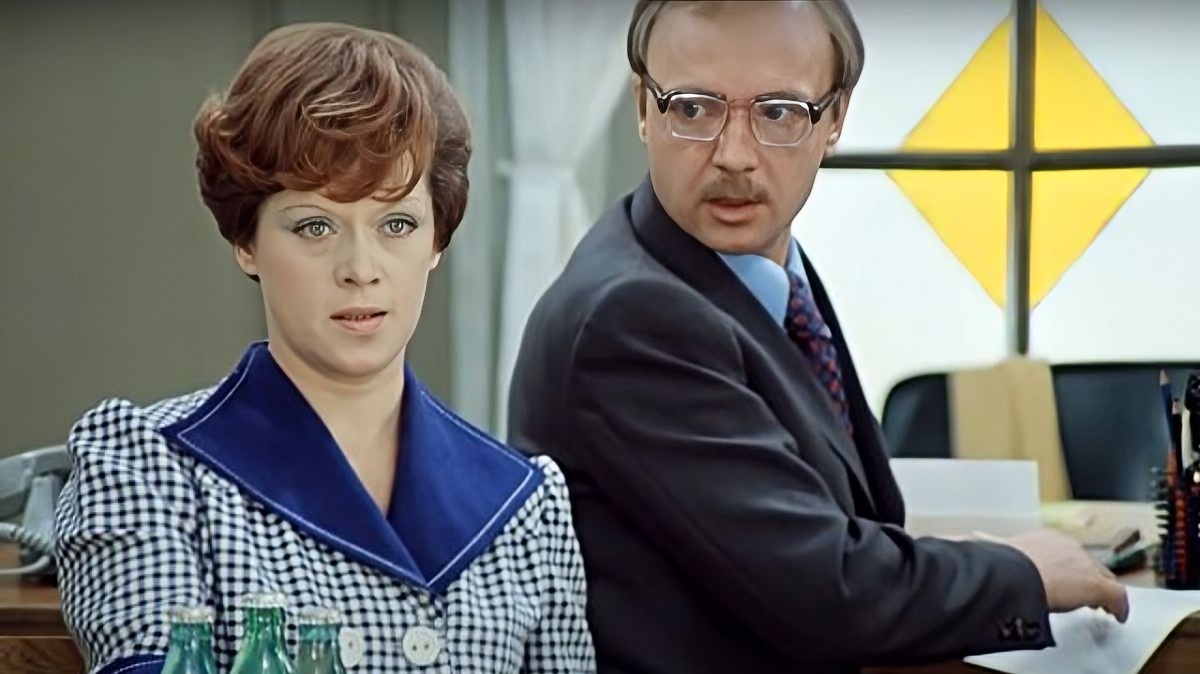 Кадр из фильма «Служебный роман», 1977 год, режиссер Эльдар Рязанов