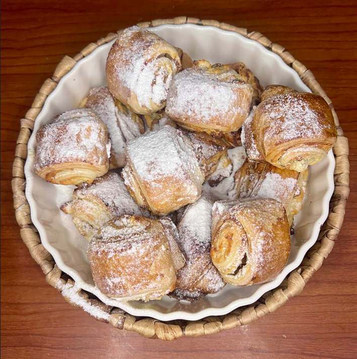 * Готовые булочки подают тёплыми, посыпав сахарной пудрой.