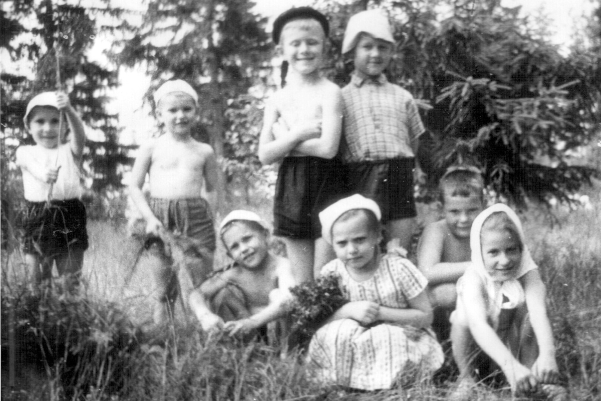 На даче с детским садом. Филя в бескозырке.